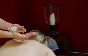Genieße eine hochwertige und entspannende Aromaöl-Massage im Ödhof