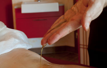 Bei der basischen Salz-Öl-Massage im Hotel Ödhof wird deine Haut sanft gepeelt und die Durchblutung angeregt