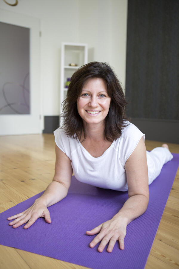 Jennifer ist eine erfahrene Yoga-Lehrerin im Hotel Ödhof mit A Lizenz als Gruppenfitnesstrainerin und geprüfte Gesundheitsberaterin