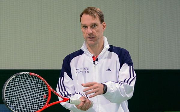Unser Tennislehrer und Ex-Profi Markus Hantschk erklärt dir alles Wichtige über den Vorhand Top-Spin